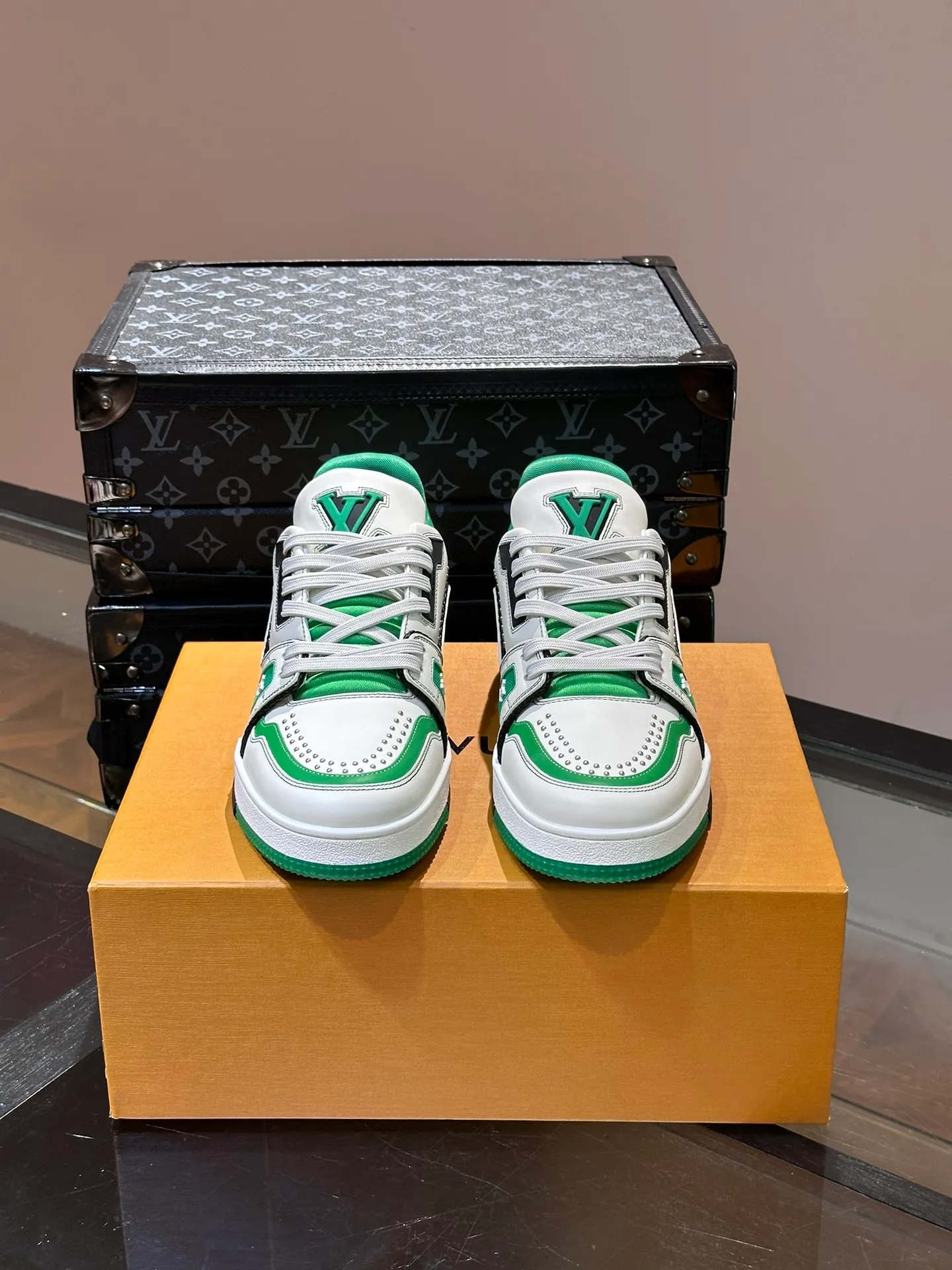 LV P840 men's sneakers, new colors, this LV Trainer sneaker is made of grained calf leather in colorful tones, with rivet decoration on the upper and handwritten Louis Vuitton logo on the side, which contrasts with the western-style Vuitton logo on the rear. The original construction was designed by Virgil Abloh and is inspired by vintage basketball shoes. Continuing the complex upper, the rubber-injected rubber outsole continues the iconic elements, with LV letters on the tongue and sides, Vuitton logo on the rear, Monogram flowers on the outsole, handwritten Louis Vuitton logo on the side, and standard insoles to continue the comfort experience. Comes with original box and complete packaging. Size: 38-46.